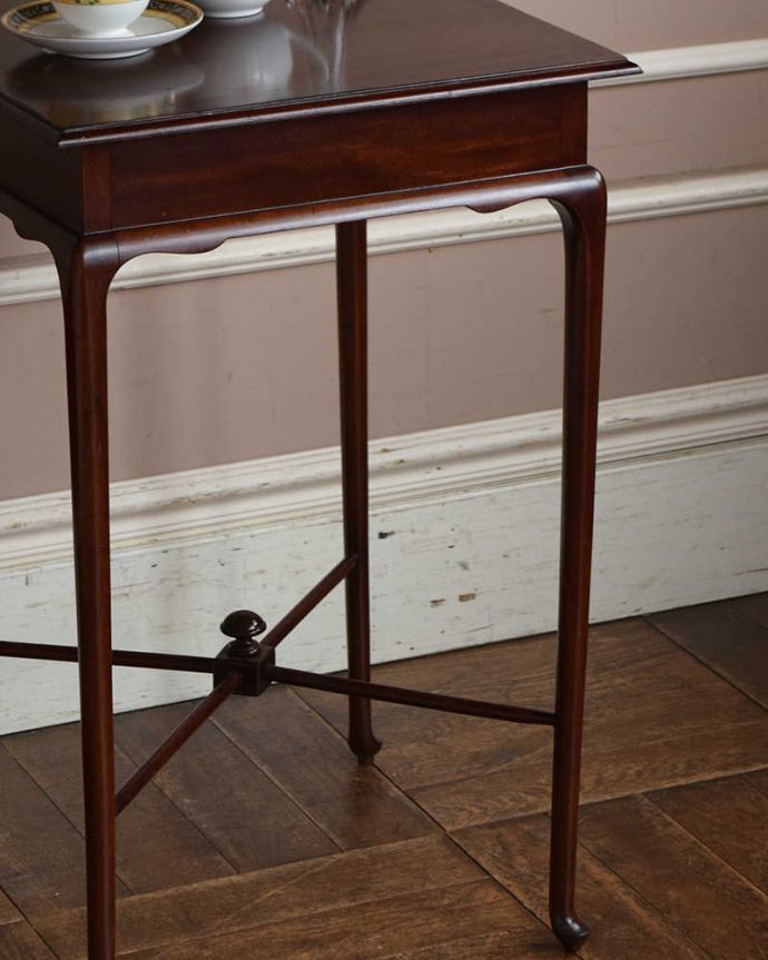 英国のアンティーク家具らしいデザイン