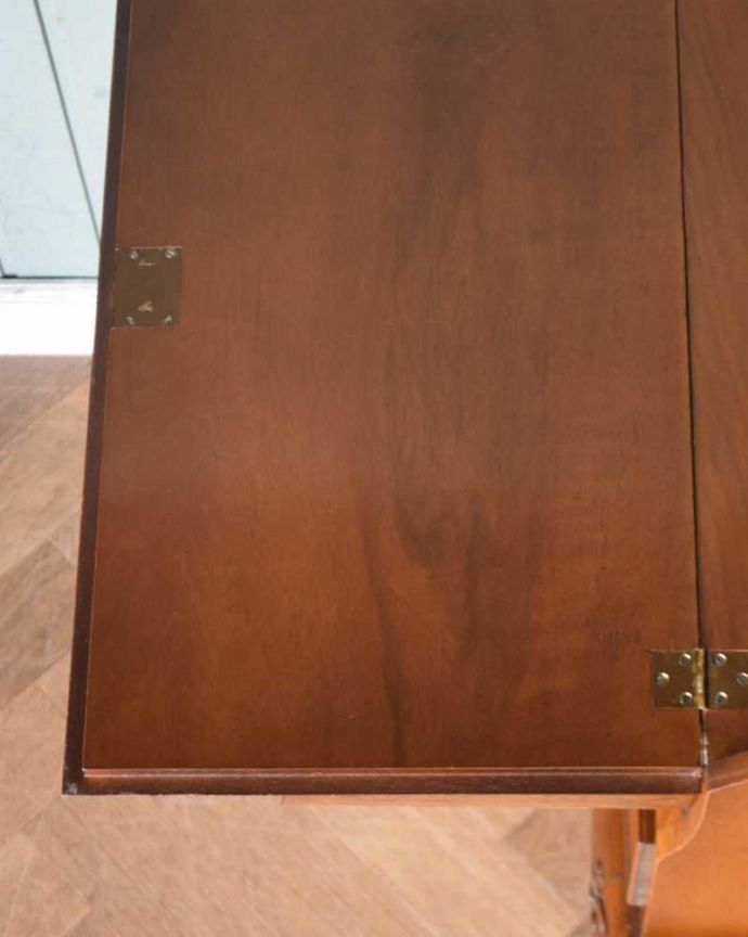 ビューロー　アンティーク家具　美しいアンティーク英国家具、ウォルナット材のビューロー（デスク）。ピッカピカにお直ししたので、楽しんで使って下さい。(q-1301-f)