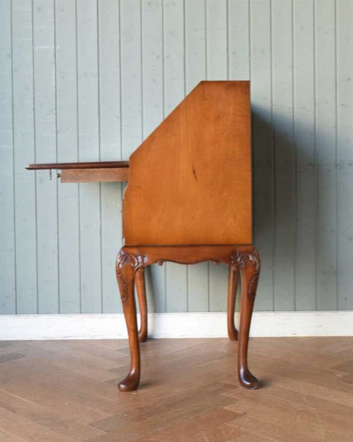 ビューロー　アンティーク家具　美しいアンティーク英国家具、ウォルナット材のビューロー（デスク）。横から見ても素敵なんですもちろん、横から見られてもいいようにキレイに仕上げてあります。(q-1301-f)