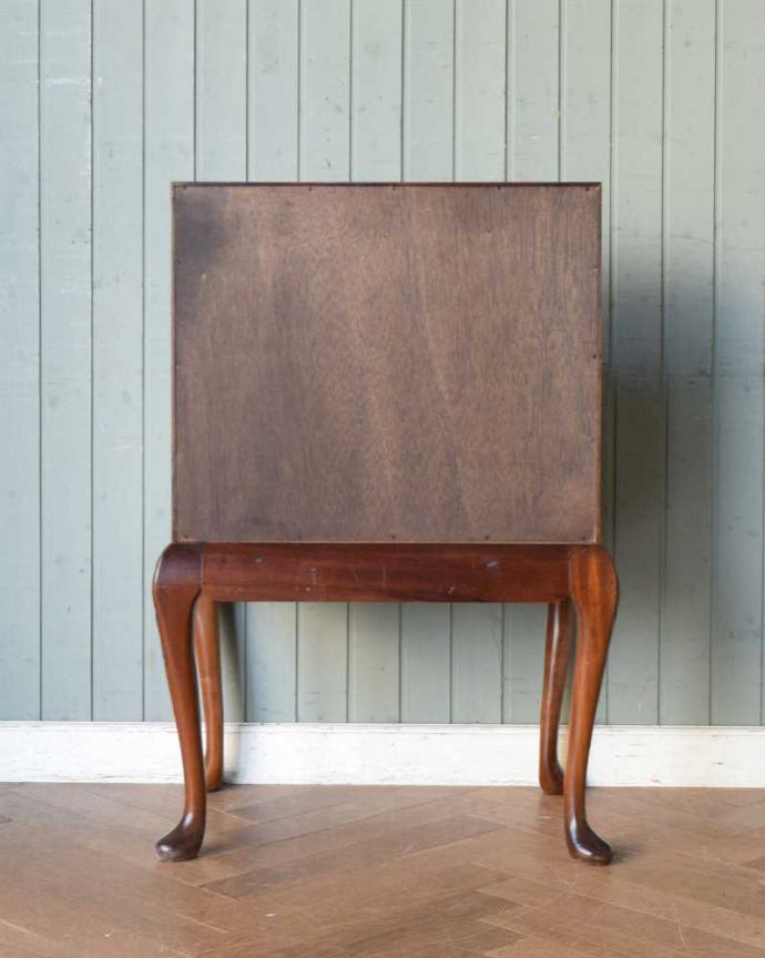 ビューロー　アンティーク家具　美しいアンティーク英国家具、ウォルナット材のビューロー（デスク）。後ろ姿もキレイですアンティークは新品ではないので、もちろん経年変化によるキズはありますが、見えない所も専門の職人がしっかりお直しをしていますので安心して下さい。(q-1301-f)