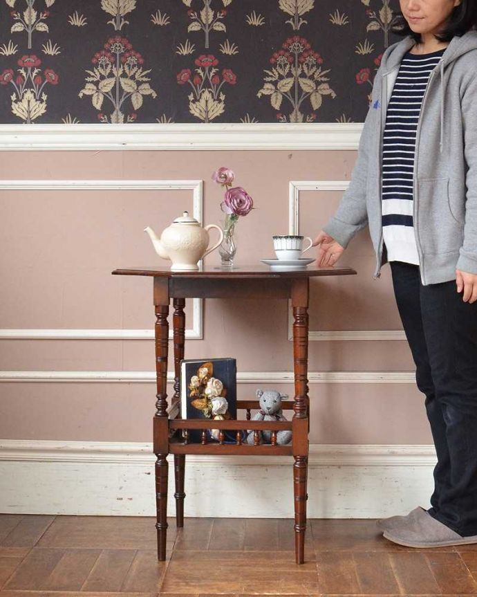 アンティークのテーブル アンティーク家具 高級感たっぷりのアンティーク英国家具、脚の先まで美しいティーテーブル(オケージョナルテーブル)。どんな場所でも便利に使える小さなテーブルそもそも「オケージョナル」とは「便利に使える」と言う意味。(q-1302-f)