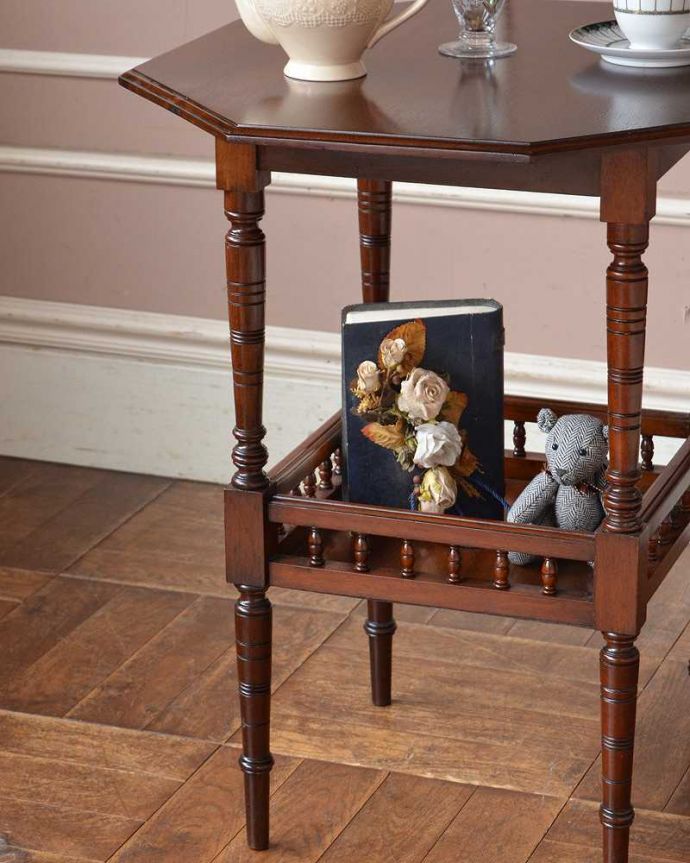 アンティークのテーブル アンティーク家具 高級感たっぷりのアンティーク英国家具、脚の先まで美しいティーテーブル(オケージョナルテーブル)。上品で優雅なアンティーク凛とした雰囲気が漂うアンティークらしい立ち姿のテーブル。(q-1302-f)