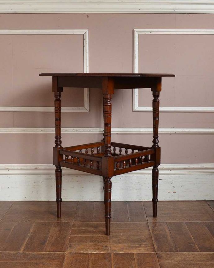 アンティークのテーブル アンティーク家具 高級感たっぷりのアンティーク英国家具、脚の先まで美しいティーテーブル(オケージョナルテーブル)。こちら側も、もちろんキレイです!アンティークは新品ではないので、もちろん経年変化によるキズはありますが、専門の職人がキレイにお直しをしているので、どの角度から見てもキレイです。(q-1302-f)