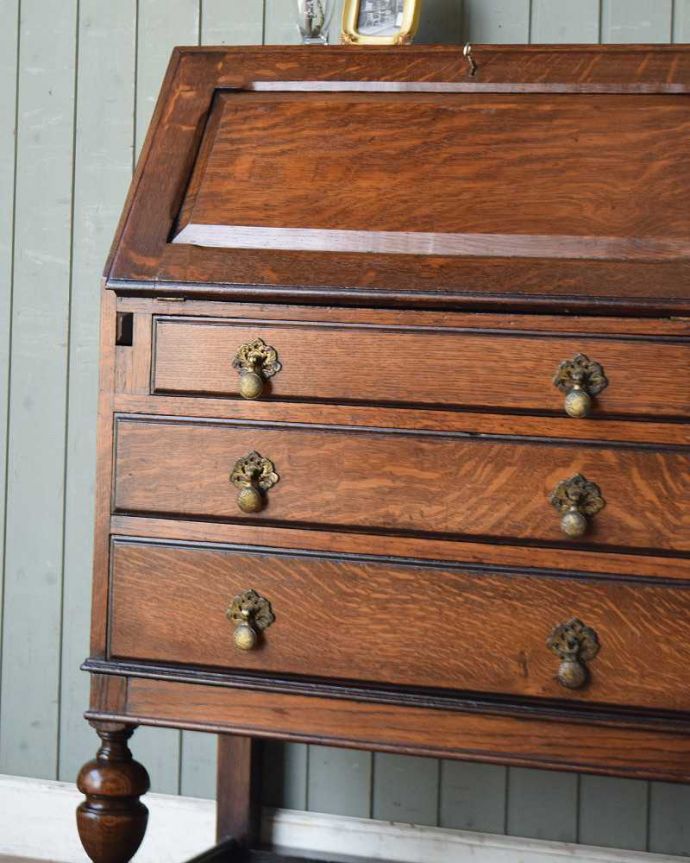 ビューロー　アンティーク家具　重厚感ある英国スタイルのアンティーク家具、デスクと収納ができるライティングビューロー。英国アンティークらしい木目の美しさ自慢はアンティークだから手に入る木目の美しさ。(q-1303-f)