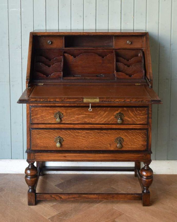 重厚感ある英国スタイルのアンティーク家具、ライティングビューロー(q