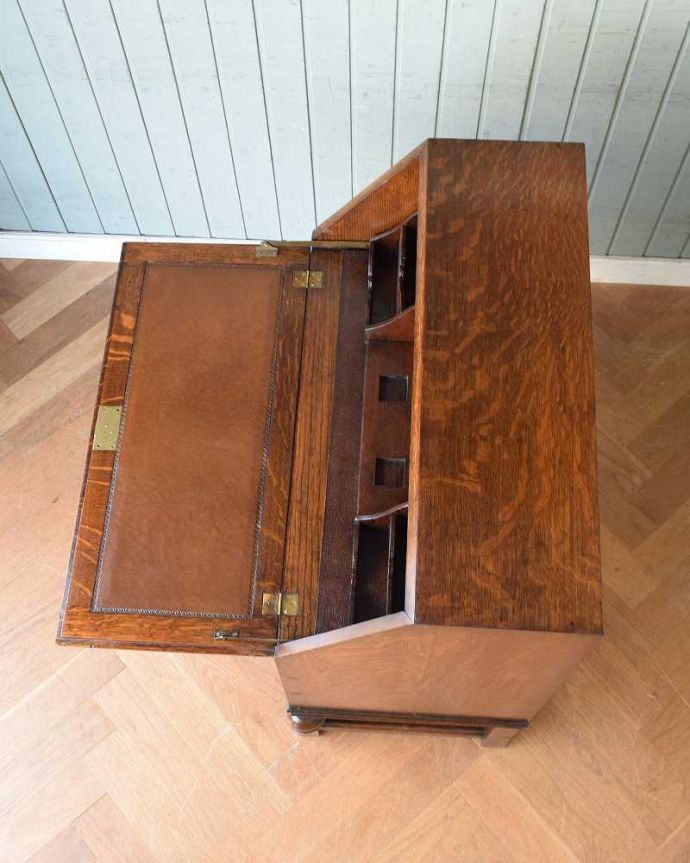 ビューロー　アンティーク家具　重厚感ある英国スタイルのアンティーク家具、デスクと収納ができるライティングビューロー。デスクの部分を上から見ると･･･天板部分の塗装も専門の職人がしっかりキレイに修復したので、こんなにキレイです。(q-1303-f)