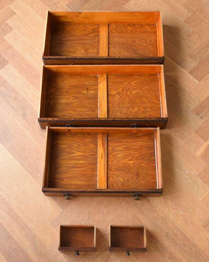 ビューロー　アンティーク家具　重厚感ある英国スタイルのアンティーク家具、デスクと収納ができるライティングビューロー。引き出しの中もキレイに仕上げましたもちろん、引き出しの中もキレイに修復したので、実用的にいろんなものを収納してお使い下さい。(q-1303-f)