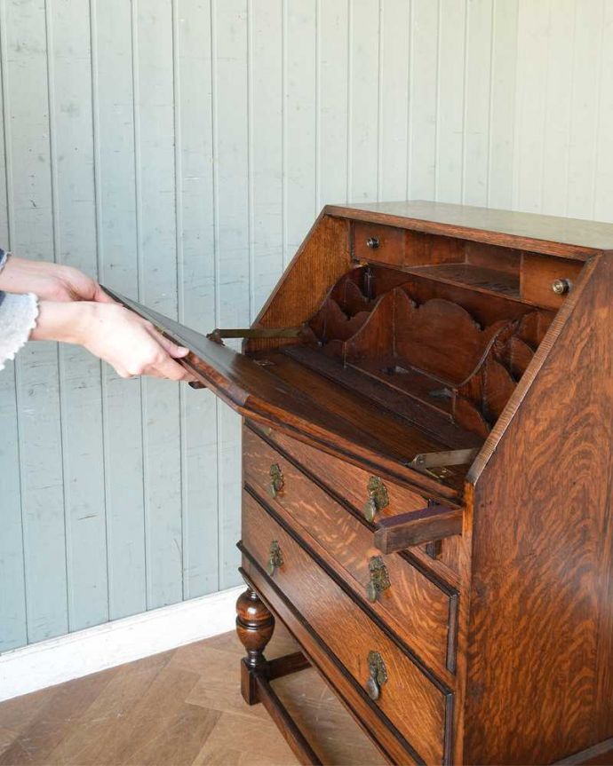 ビューロー　アンティーク家具　重厚感ある英国スタイルのアンティーク家具、デスクと収納ができるライティングビューロー。扉を前に倒すと･･･ビューロー部分の扉は簡単に前に倒せます。(q-1303-f)