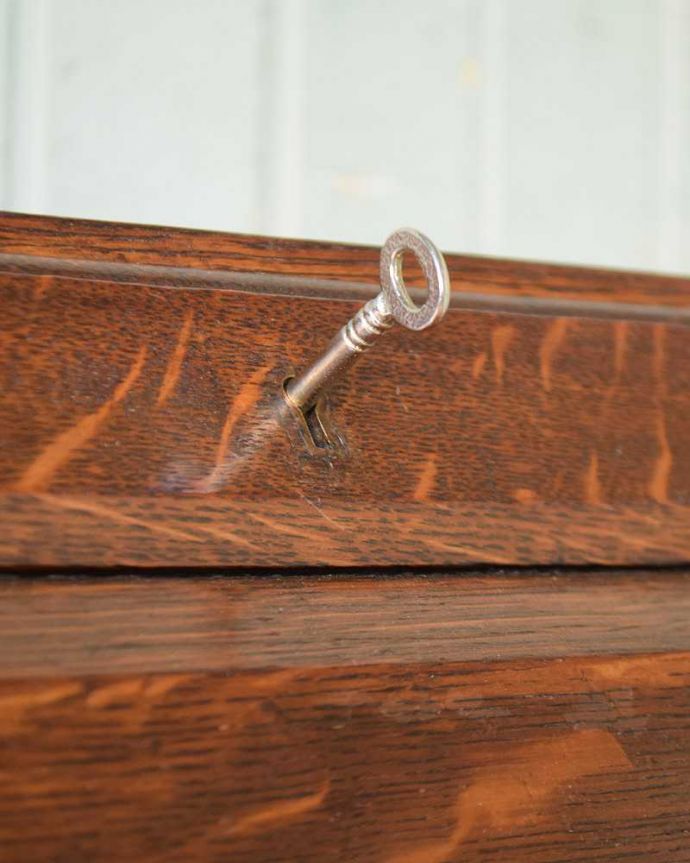 ビューロー　アンティーク家具　重厚感ある英国スタイルのアンティーク家具、デスクと収納ができるライティングビューロー。鍵を使って開けて下さいおとぎ話から出てきたような可愛いアンティークの鍵で開け閉め出来ます。(q-1303-f)