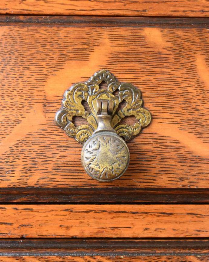 ビューロー　アンティーク家具　重厚感ある英国スタイルのアンティーク家具、デスクと収納ができるライティングビューロー。アンティークらしい取っ手取っ手にもこだわりが感じられます。(q-1303-f)