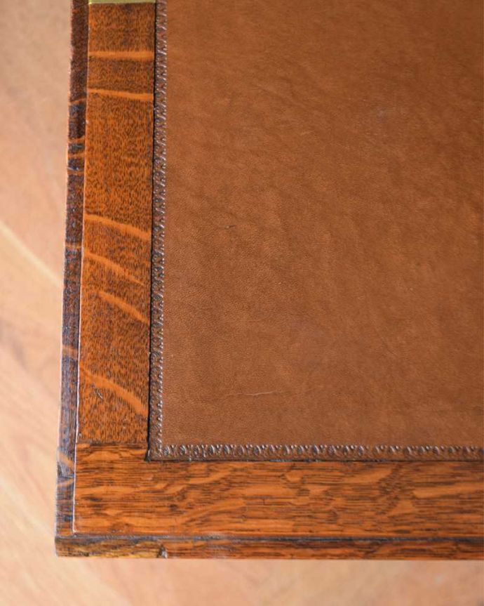 ビューロー　アンティーク家具　重厚感ある英国スタイルのアンティーク家具、デスクと収納ができるライティングビューロー。天板部分もキレイですやっぱりデスクの天板部分は気になるポイント。(q-1303-f)