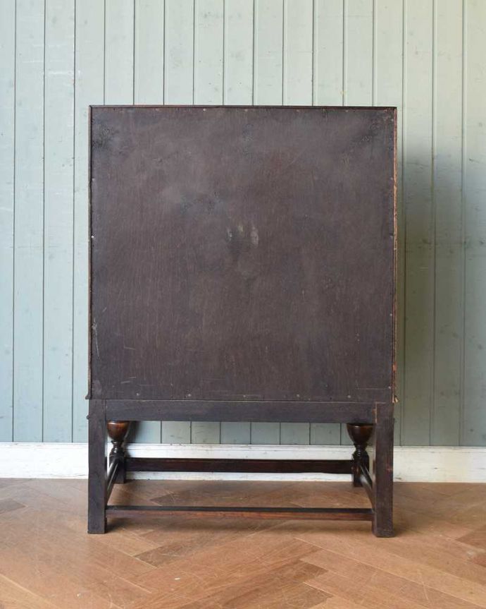 ビューロー　アンティーク家具　重厚感ある英国スタイルのアンティーク家具、デスクと収納ができるライティングビューロー。もちろん後ろ姿もキレイですアンティークは新品ではないので、もちろん経年変化によるキズはあります。(q-1303-f)