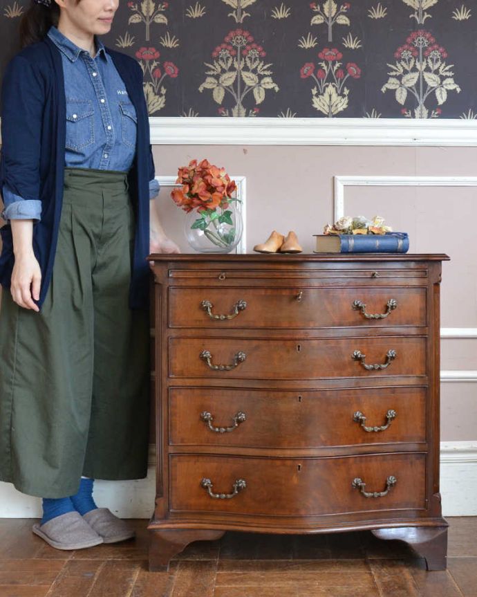 アンティークのチェスト　アンティーク家具　トレー付きのチェストオブドロワーズ、たっぷり収納できるアンティーク英国家具 。大人の雰囲気漂う人気の英国チェストとにかく人気のあるデザイン。(q-1304-f)