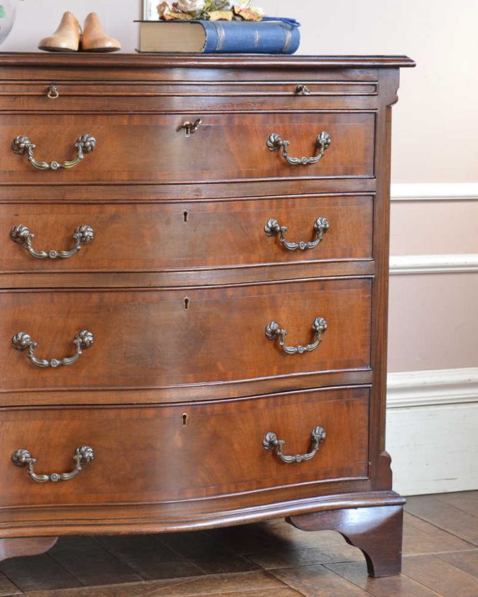 アンティークのチェスト　アンティーク家具　トレー付きのチェストオブドロワーズ、たっぷり収納できるアンティーク英国家具 。ちょっと背伸びした人気の脚のデザイン脚元を見てみるとブラケットフィート。(q-1304-f)