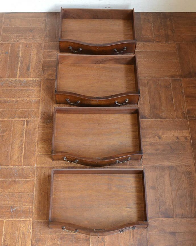 アンティークのチェスト　アンティーク家具　トレー付きのチェストオブドロワーズ、たっぷり収納できるアンティーク英国家具 。キレイに修復しましたお洋服を入れてもいいように、引き出しの中も職人がキレイに修復しました。(q-1304-f)