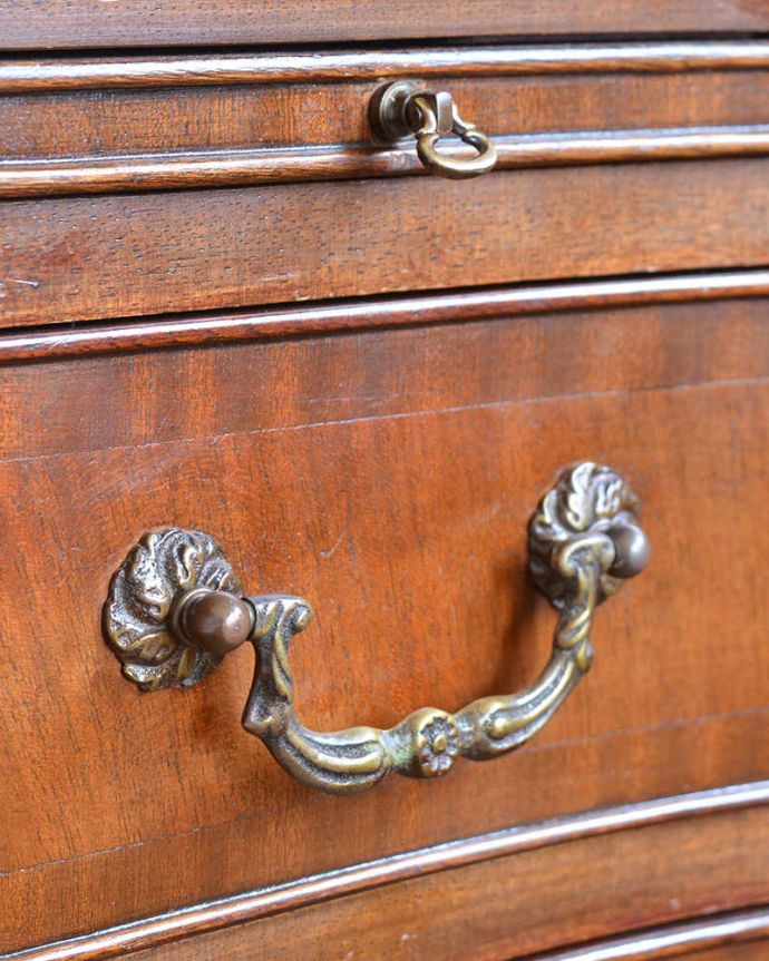 アンティークのチェスト　アンティーク家具　トレー付きのチェストオブドロワーズ、たっぷり収納できるアンティーク英国家具 。アンティークらしい取っ手アンティーク家具は取っ手のデザインまで、なんだか高級感があるんですよね。(q-1304-f)
