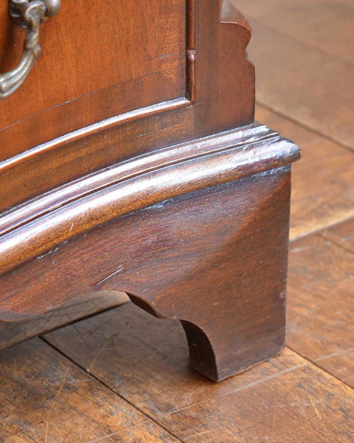 アンティークのチェスト　アンティーク家具　トレー付きのチェストオブドロワーズ、たっぷり収納できるアンティーク英国家具 。女性1人でラクラク運べちゃう仕掛けHandleのアンティークは、脚の裏にフェルトキーパーをお付けしています。(q-1304-f)