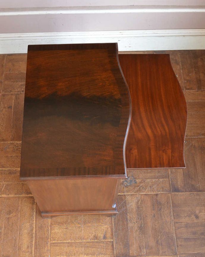 アンティークのチェスト　アンティーク家具　トレー付きのチェストオブドロワーズ、たっぷり収納できるアンティーク英国家具 。ピカピカに仕上げました修復の時、天板もキレイに仕上げました。(q-1304-f)