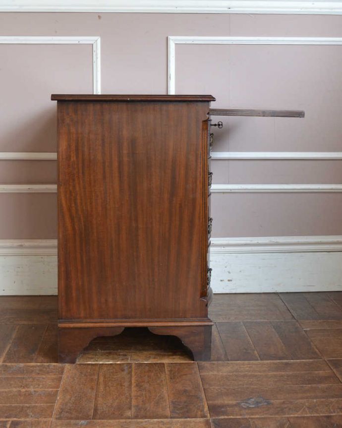 アンティークのチェスト　アンティーク家具　トレー付きのチェストオブドロワーズ、たっぷり収納できるアンティーク英国家具 。横から見てもキレイですもちろん、横顔だってキレイ！どこから見ても絵になります。(q-1304-f)