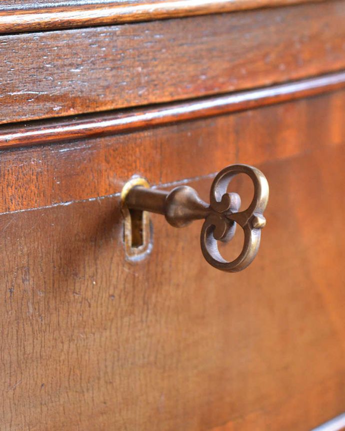 アンティークのチェスト　アンティーク家具　トレー付きのチェストオブドロワーズ、たっぷり収納できるアンティーク英国家具 。アンティークらしい鍵がついています。(q-1304-f)