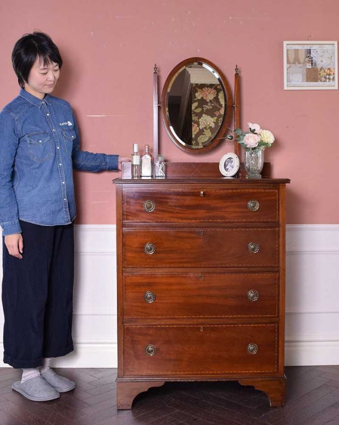 アンティークのドレッサー アンティーク家具 マホガニー材のアンティーク家具、オーバルミラーが付いた英国のドレッシングチェスト。鏡だけじゃない!収納もタップリ出来ちゃうアンティーク家具日本でドレッサーと呼ばれる家具。(q-1305-f)