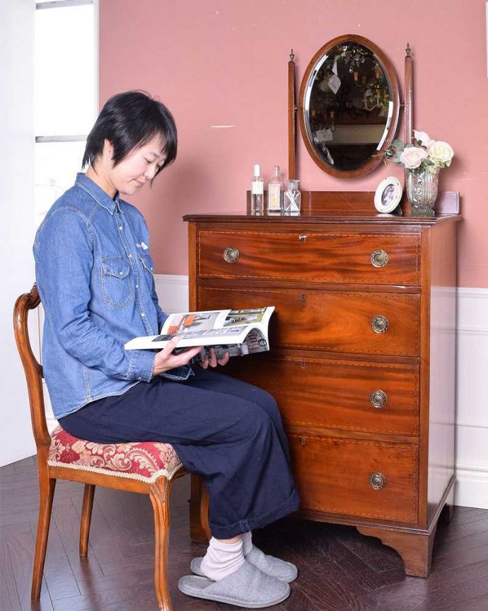 アンティークのドレッサー アンティーク家具 マホガニー材のアンティーク家具、オーバルミラーが付いた英国のドレッシングチェスト。寝室だけじゃなく、リビングでも玄関でも・・・ドレッサーと言うと寝室の家具ってイメージがありますが、ドレッシングチェストはデザインも素敵なのでみんなが集まるお部屋で使うのもおススメです。(q-1305-f)