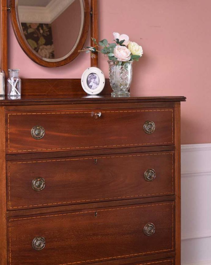 アンティークのドレッサー アンティーク家具 マホガニー材のアンティーク家具、オーバルミラーが付いた英国のドレッシングチェスト。英国アンティークらしい凛とした雰囲気木目と彫の美しさが際立つ英国のアンティークらしいドレッシングチェスト。(q-1305-f)