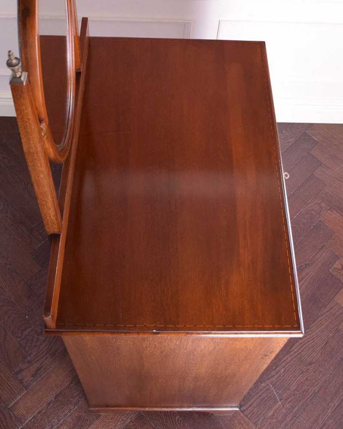 アンティークのドレッサー アンティーク家具 マホガニー材のアンティーク家具、オーバルミラーが付いた英国のドレッシングチェスト。上から見るとこんな感じです。(q-1305-f)