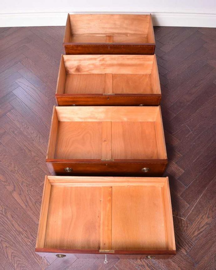 アンティークのドレッサー アンティーク家具 マホガニー材のアンティーク家具、オーバルミラーが付いた英国のドレッシングチェスト。たっぷり収納出来るキレイな引き出し引き出しは手前が1段目。(q-1305-f)