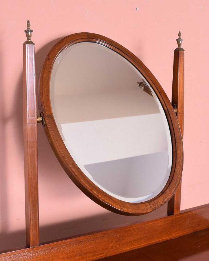 アンティークのドレッサー アンティーク家具 マホガニー材のアンティーク家具、オーバルミラーが付いた英国のドレッシングチェスト。美しいアンティークのミラーアンティークのミラーは現代のものとは違って厚みがとても分厚いんです。(q-1305-f)