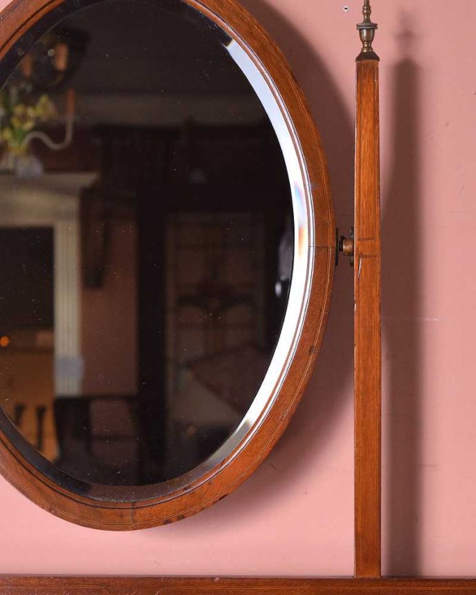 アンティークのドレッサー アンティーク家具 マホガニー材のアンティーク家具、オーバルミラーが付いた英国のドレッシングチェスト。キレイな状態のものを選んできましたが、気になる方には新しいミラーに取り替えてお届けします(別途見積もり)。(q-1305-f)