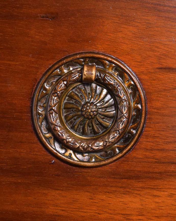 アンティークのドレッサー アンティーク家具 マホガニー材のアンティーク家具、オーバルミラーが付いた英国のドレッシングチェスト。アンティークらしい素敵な取っ手味わい深いアンティークらしい取っ手のデザインからも時間の流れが感じられます。(q-1305-f)