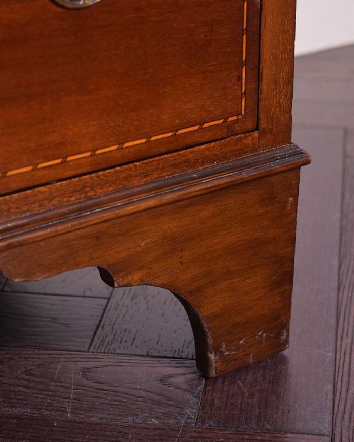 アンティークのドレッサー アンティーク家具 マホガニー材のアンティーク家具、オーバルミラーが付いた英国のドレッシングチェスト。女性1人でラクラク運べちゃう仕掛けHandleのアンティークは、脚の裏にフェルトキーパーをお付けしています。(q-1305-f)