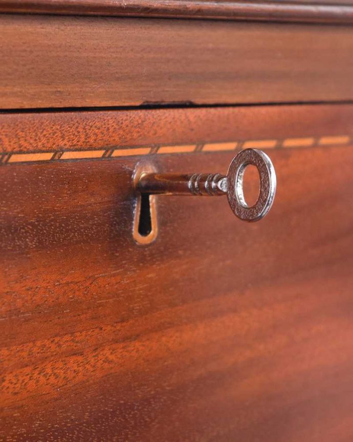 アンティークのドレッサー　アンティーク家具　マホガニー材のアンティーク家具、オーバルミラーが付いた英国のドレッシングチェスト。。(q-1305-f)