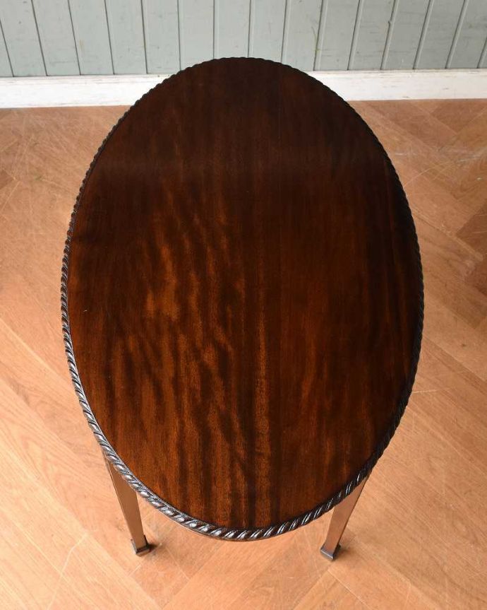 アンティークのテーブル　アンティーク家具　英国の美しいアンティーク家具、マホガニー材のオケージョナルテーブル。天板の形を見てみると･･･テーブルの形を上から見ると、こんな感じです。(q-1307-f)