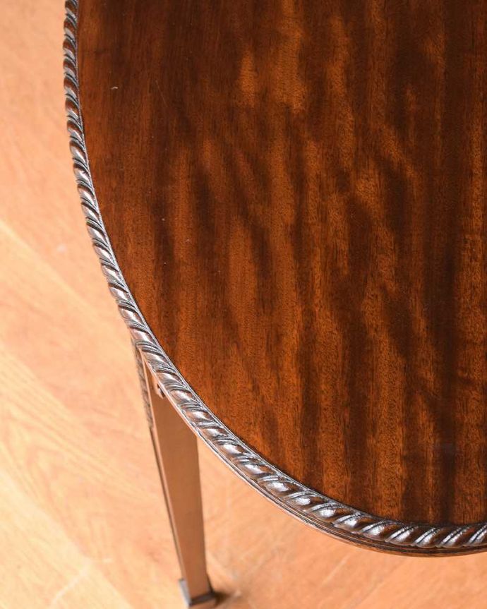 アンティークのテーブル　アンティーク家具　英国の美しいアンティーク家具、マホガニー材のオケージョナルテーブル。天板の周りのデザインもステキ天板の周りのカッティングも美しいんです。(q-1307-f)