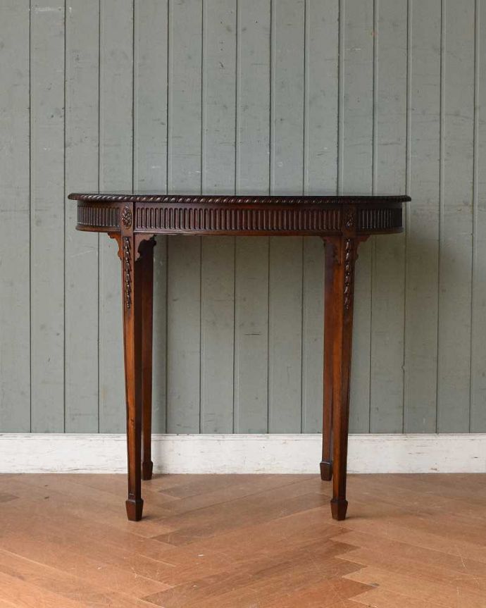 アンティークのテーブル　アンティーク家具　英国の美しいアンティーク家具、マホガニー材のオケージョナルテーブル。こちら側も、もちろんキレイです！アンティークは新品ではないので、もちろん経年変化によるキズはありますが、専門の職人がキレイにお直しをしているので、どの角度から見てもキレイです。(q-1307-f)