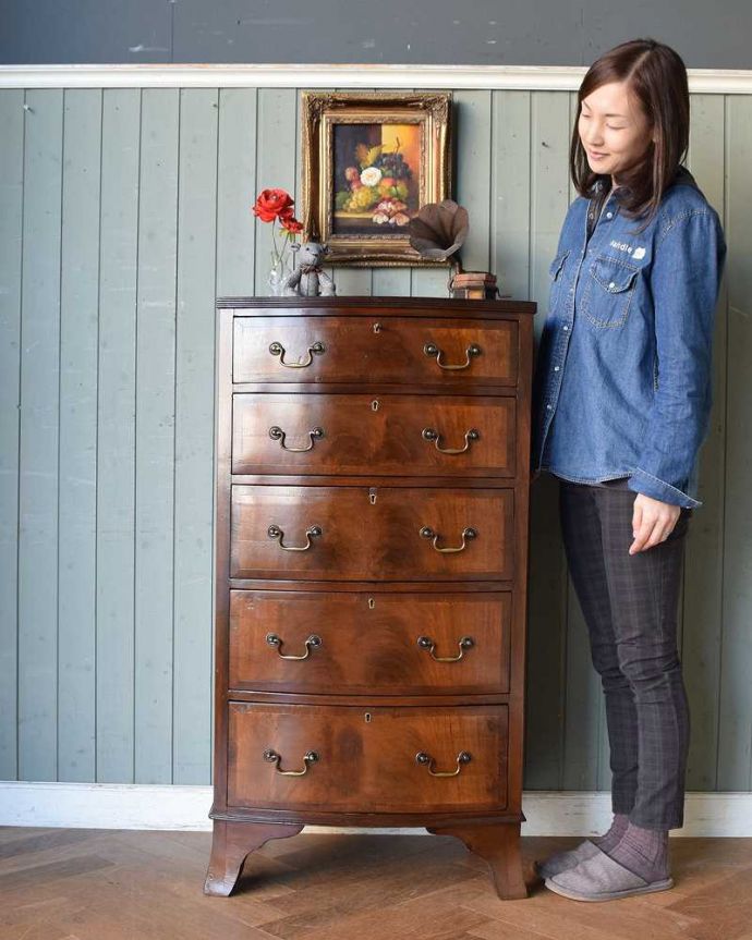 アンティークのチェスト　アンティーク家具　木目の美しさを楽しめる英国アンティーク、マホガニー材のチェストオブドロワーズ。大人の雰囲気漂う英国スタイルのチェスト。(q-1308-f)