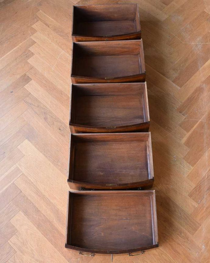 アンティークのチェスト　アンティーク家具　木目の美しさを楽しめる英国アンティーク、マホガニー材のチェストオブドロワーズ。ピカピカに修復したので、何を入れてもOKです。(q-1308-f)