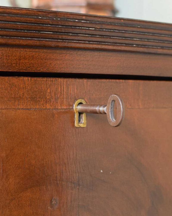 アンティークのチェスト　アンティーク家具　木目の美しさを楽しめる英国アンティーク、マホガニー材のチェストオブドロワーズ。鍵付のチェストは珍しいです。(q-1308-f)