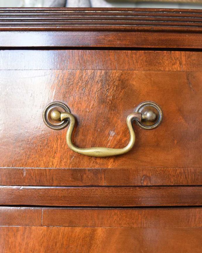 アンティークのチェスト　アンティーク家具　木目の美しさを楽しめる英国アンティーク、マホガニー材のチェストオブドロワーズ。取っ手もアンティークらしい･･･アンティーク家具の取っ手は、なんだか高級感があるんですよね。(q-1308-f)