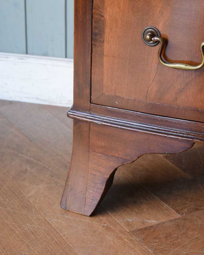 アンティークのチェスト　アンティーク家具　木目の美しさを楽しめる英国アンティーク、マホガニー材のチェストオブドロワーズ。女性1人でラクラク運べちゃう仕掛けHandleのアンティークは、脚の裏にフェルトキーパーをお付けしています。(q-1308-f)