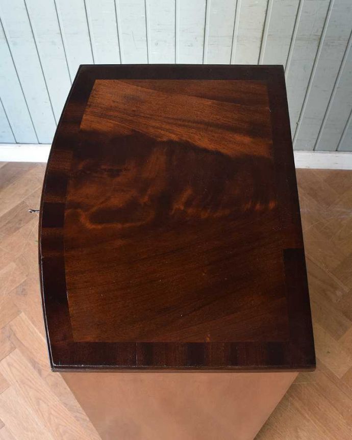 アンティークのチェスト　アンティーク家具　木目の美しさを楽しめる英国アンティーク、マホガニー材のチェストオブドロワーズ。上から見ると･･･こんな形のチェストです。(q-1308-f)