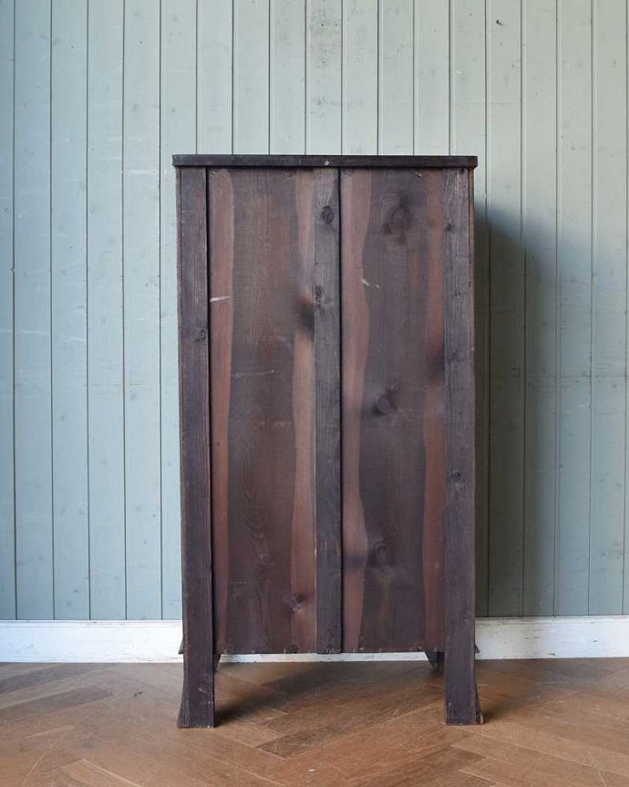 アンティークのチェスト　アンティーク家具　木目の美しさを楽しめる英国アンティーク、マホガニー材のチェストオブドロワーズ。修復したので後姿もキレイですアンティークは新品ではないので、もちろん経年変化によるキズはありますが、専門の職人がキレイに修復したので、後ろ姿もキレイです。(q-1308-f)