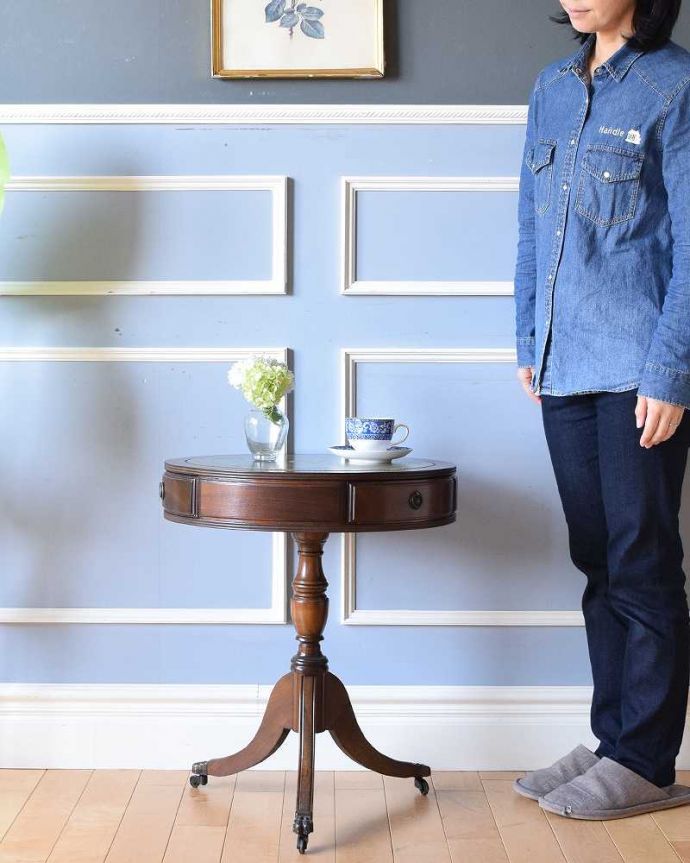 アンティークのテーブル　アンティーク家具　丸い形が特長的な英国アンティーク　ドラムテーブル。丸い形が特長の小さなアンティークテーブル英国アンティークらしい美しいデザインのドラムテーブル。(q-1309-f)