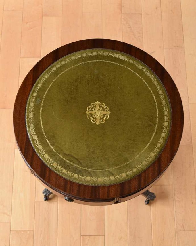 アンティークのテーブル　アンティーク家具　丸い形が特長的な英国アンティーク　ドラムテーブル。上から見た天板の表情も美しい…天板を上から見ると、こんな感じです。(q-1309-f)