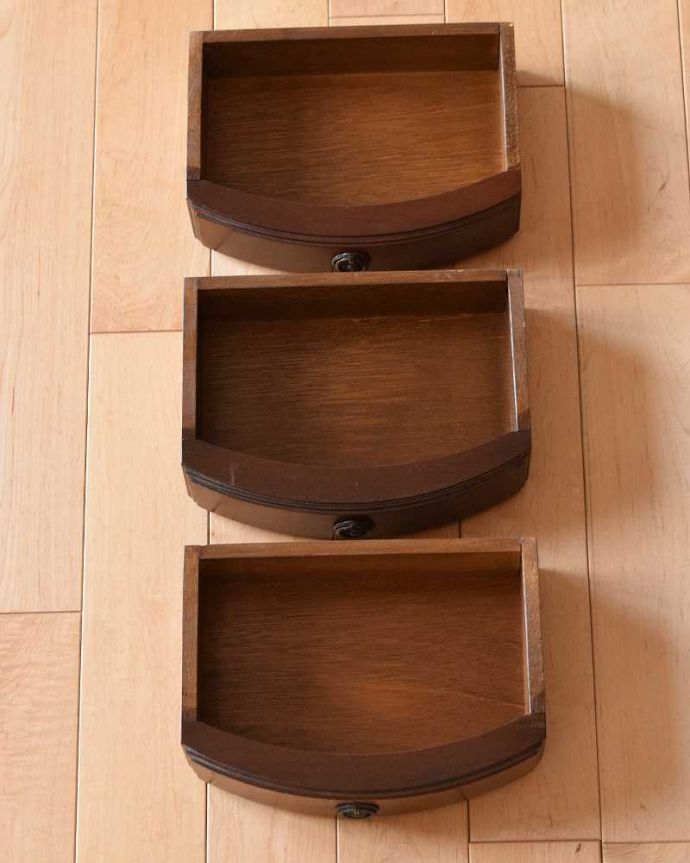 アンティークのテーブル　アンティーク家具　丸い形が特長的な英国アンティーク　ドラムテーブル。引き出しの中もキレイですテーブルに付いた引き出しの中も、もちろん職人がキレイに修復しました。(q-1309-f)