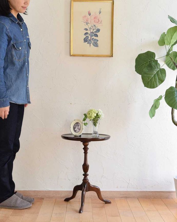 アンティークのテーブル　アンティーク家具　手頃な小さいサイズのワインテーブル、マホガニー材のアンティーク家具。移動もラクラク！どこでも使える小さなテーブル持ち運び便利なワインテーブル。(q-1311-f)