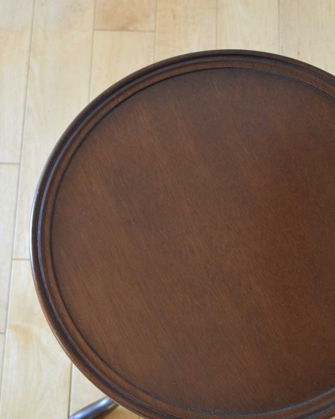 アンティークのテーブル　アンティーク家具　手頃な小さいサイズのワインテーブル、マホガニー材のアンティーク家具。近づいて見てみると･･･天板の周りもアンティークらしく美しいデザイン。(q-1311-f)