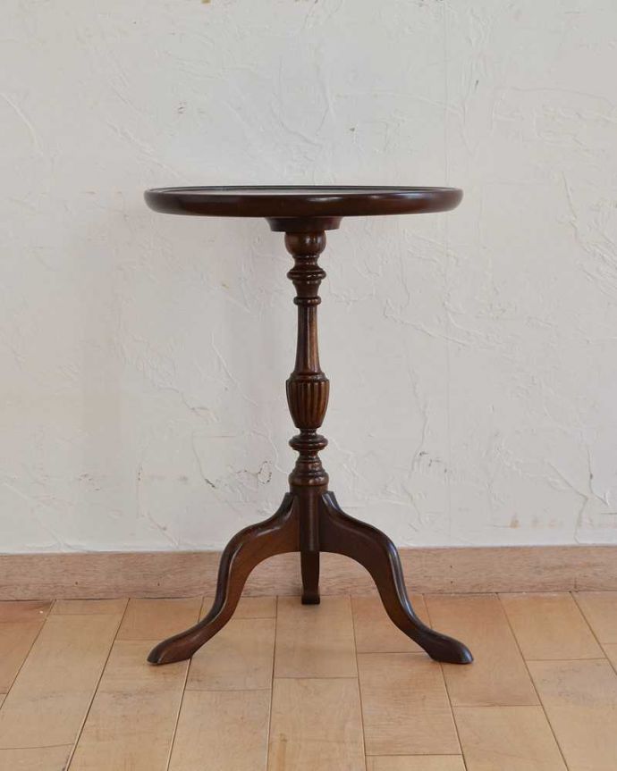 アンティークのテーブル　アンティーク家具　手頃な小さいサイズのワインテーブル、マホガニー材のアンティーク家具。横から見てもステキなんです横から見るとこんな感じ。(q-1311-f)